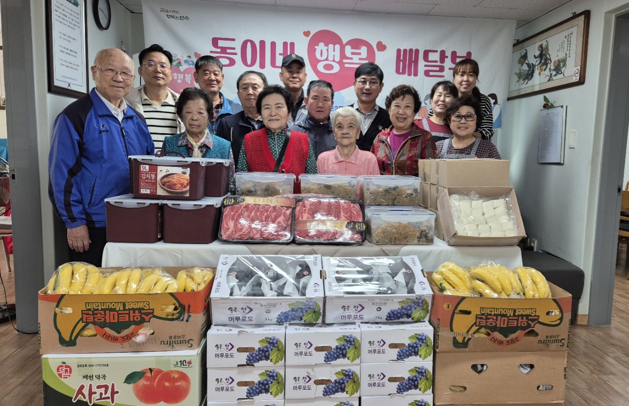 연수구 동춘2동 주민자치회는 10월 경로의 달을 맞이해 지난 8일 동이네 행복배달부 사업의 일환으로 지역 내 7곳 경로당을 방문해 어르신들에게 떡과 과일, 잡채와 직접 만든 반찬을 전달했다